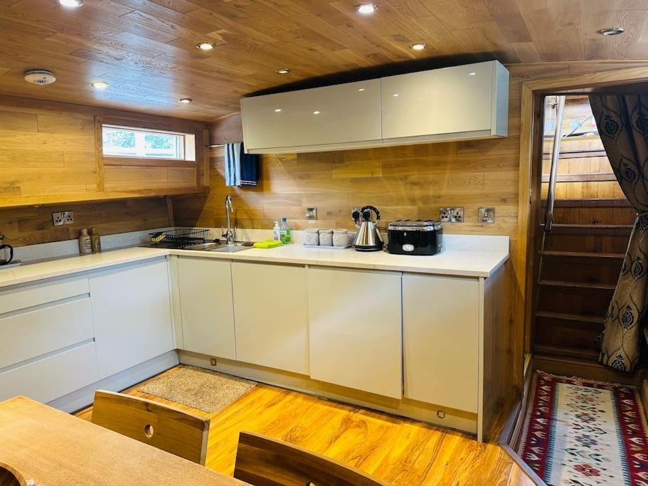 Unique Houseboat Experience I Central City Break 요크 외부 사진