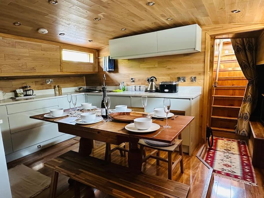 Unique Houseboat Experience I Central City Break 요크 외부 사진