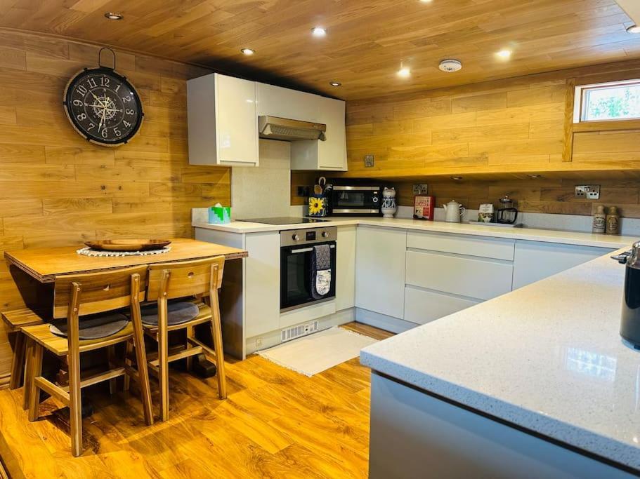 Unique Houseboat Experience I Central City Break 요크 외부 사진
